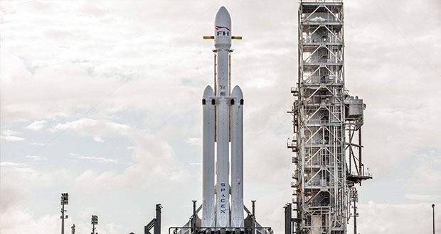 猎鹰重型火箭首次商业发射成功 三枚助推器全部回收
